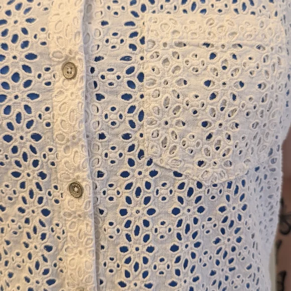 Guess White Sleeveless Eyelet Button-Front Tie-Hem Shirt - Picture 2 of 10